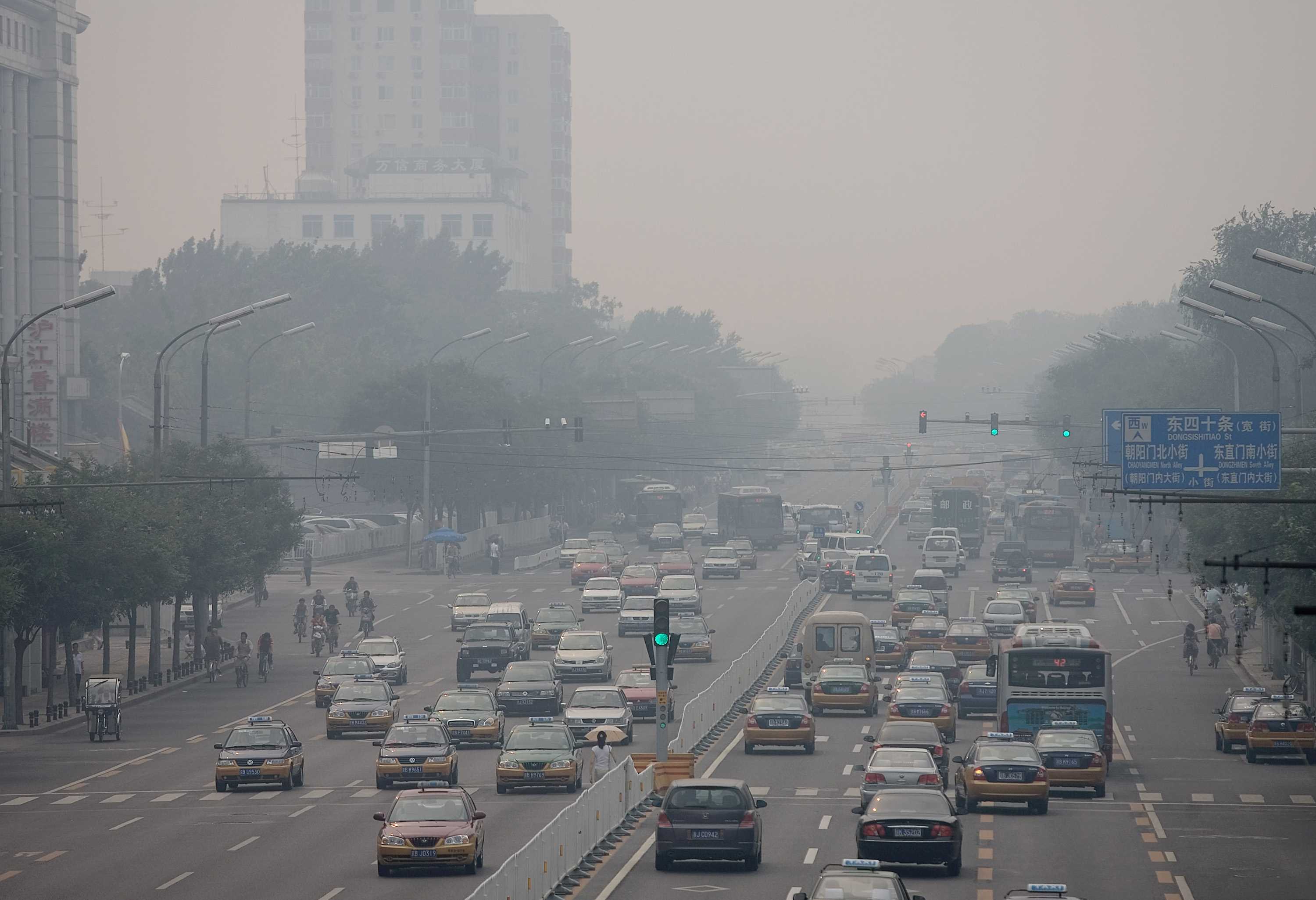 Beijing temporarily shuts 100 industrial facilities to curb smog 